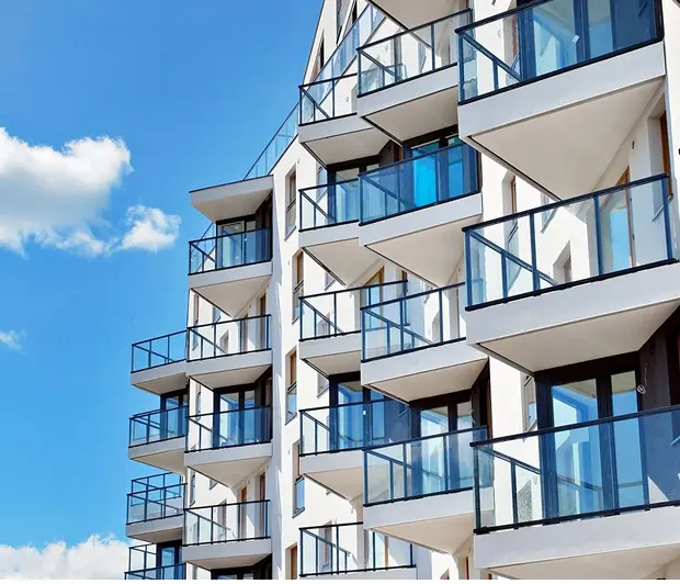 GettyImages-1371154238 (1)1313 A building with many balconies and windows.